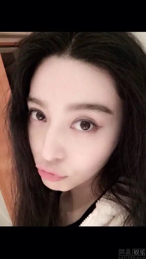 范冰冰晒穿白衣自拍照