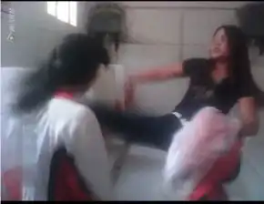 菏泽一女子学校厕所内扇女生耳光校方已报警