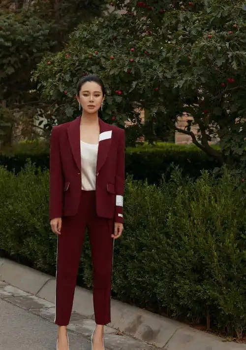 关悦气质就是高贵,穿黑色蝴蝶结衬衫配半身裙,显瘦显贵又优雅