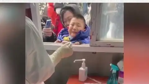 小男孩第一次做核酸检测被吓成表情包,亲妈又气又急,一句话逗笑现场所有人