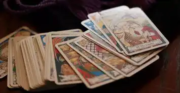 转动的命运之轮,让你感受塔罗牌的神秘力量,自助占卜,准到爆