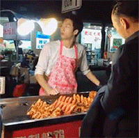 搞笑gif哥们我很生气,吃饭也不带上我