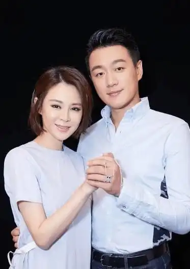 佟大为和妻子一起与友人聚餐,二人甜蜜秀恩爱,结婚13年一直没变