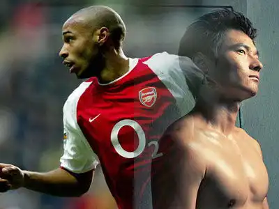 知名导演叶大鹰也怼国足了臭不能骂国足心眼长脚丫上就是鸡眼