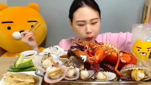 卡妹吃海鲜大餐,一口一个扇贝肉,网友看着大龙虾口水都流下来了