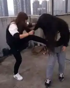 南昌一初中女生99秒内被扇32记耳光警方介入