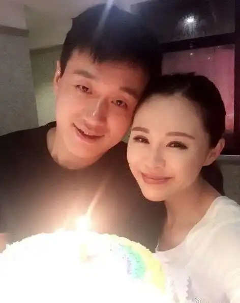 佟大为关悦全家福,要到儿子才罢休,二女儿神似小沈阳