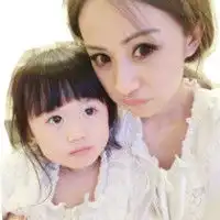 麻烦把这两个头像换下那个女的笑的表情加上那个小妹妹弄成一张头像谢谢啦其他不变急用啊急用