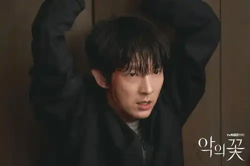 38岁李准基拍戏不用替身,主演新剧评分9.2,网友男神太敬业