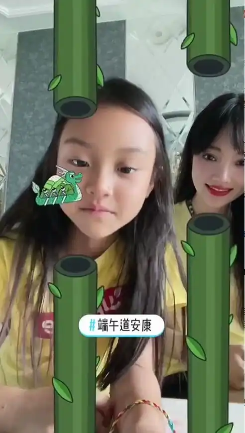 李小璐端午节陪女儿玩游戏,甜馨表情搞怪超可爱,越来越像贾乃亮