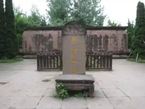 此人被称为川军之魂,墓地被破坏殆尽,尸骨无存,连墓园都被人霸占