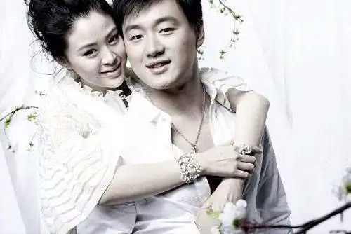 他不仅娶了自己的老师,还生了三个孩子,两人恩爱羡煞旁人