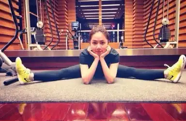 邓紫棋艳照门是报复还是炒作半裸上身表情妩媚引遐想3