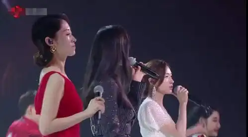 44岁刘敏涛大出风头穿高开叉红裙秀妩媚,表情失控搞笑力压韩雪