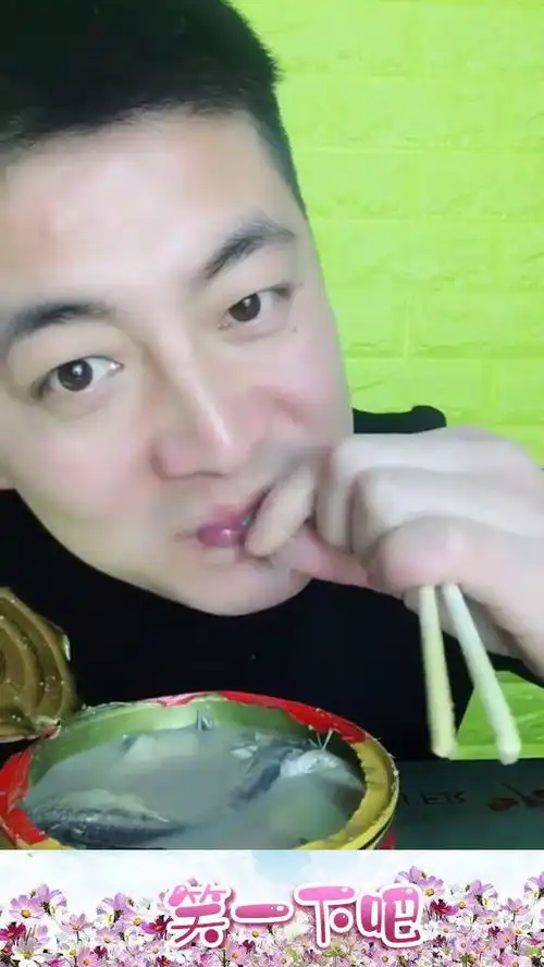 帅小伙表情从容淡定挑战鲱鱼罐头,网友这是高手