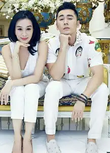 张伦硕跪榴莲向钟丽缇道歉,看着都疼,身边四个女人表情亮了