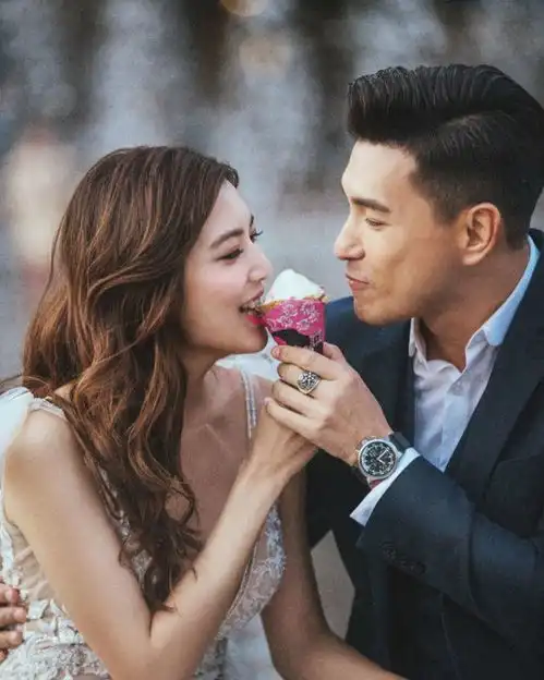 tvb视帝陈展鹏和妻子单文柔穿情侣装秀恩爱夫妻俩手牵手露幸福笑容