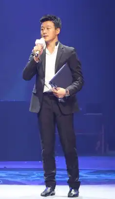 佟大为关悦亮相时装盛典斩获大奖众望所归