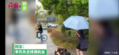 学长帮学妹搬行李,竟仰天摔倒,网友幸好有行李护着后脑勺