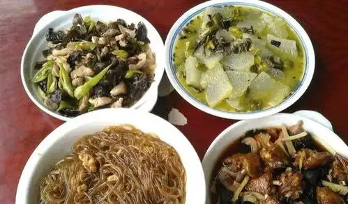 去老乡家做客,吃了顿正宗的湖南菜,满眼都是小时候味道