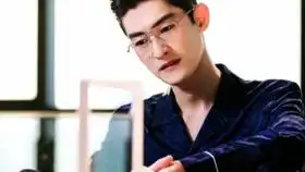 贾乃亮带甜馨观看儿童电影小甜馨嘟起嘴吧表情可爱