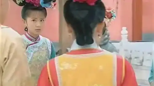 五阿哥抱着小燕子,满眼的心疼,此刻我是羡慕小燕子的