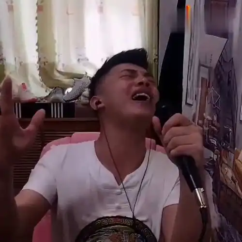 表情哥翻唱最火九妹,他这一嗓子嚎出来,感觉妹子都得跑