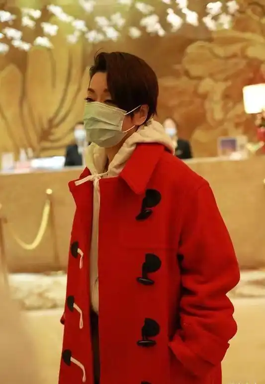 毛阿敏红红火火走机场,表情不屑风衣卫衣宝蓝色大红色网易订阅