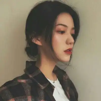 搞笑段子哥们下班回家,他老婆一边做家务一边数落着他