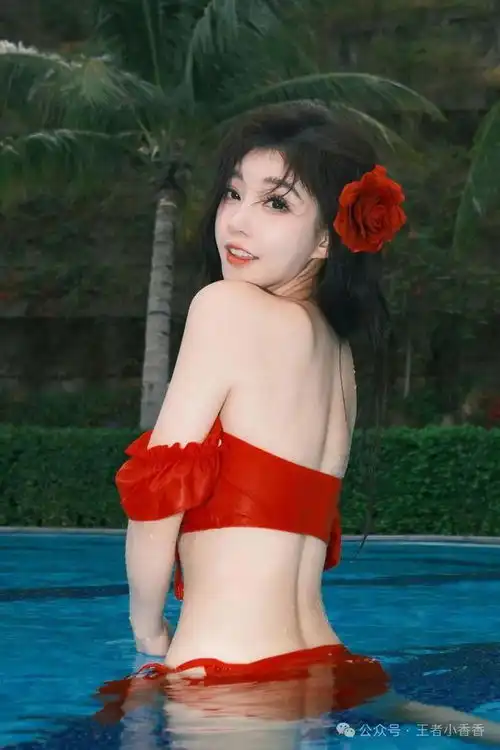 冯提莫走性感路线,穿比基尼露事业线