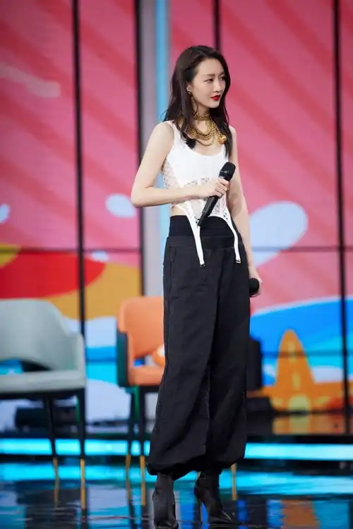 有种蜜汁审美叫王鸥,穿的背心像泳装,项链还绕脖子好几圈