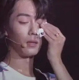 肖战跳舞被热到脱妆,无滤镜镜头暴露真实颜值,网友打扰了