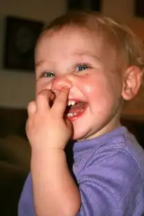 挖鼻孔表情包挖鼻孔