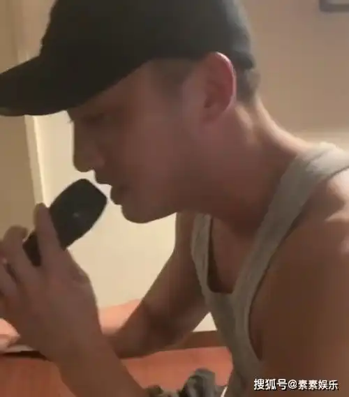 赖弘国仍旧难忘阿娇深夜在家中唱苦情歌,表情伤心又难过