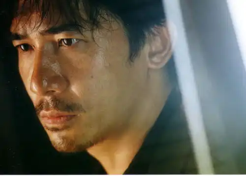 逆局演艺事业急需转型的周渝民,一不小心转成了梁朝伟