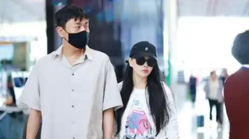 伊能静秦昊现身机场,夫妻俩手牵手秀恩爱,穿搭清爽好似校园情侣