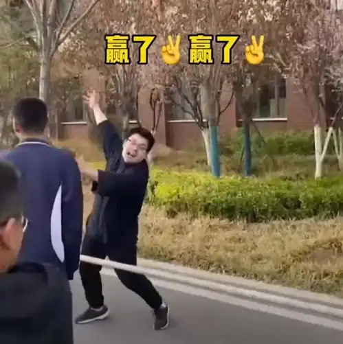 山东学生拔河比赛班主任发功助威,高配版行走的表情包