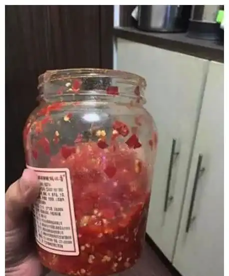 狗狗偷吃了一下午的剁辣椒,主人急忙抱到医院,这次教训深刻