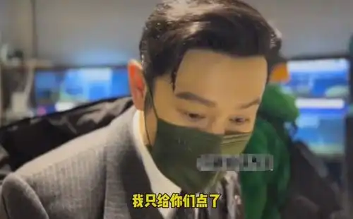 黄晓明拍戏不忘带员工下馆子庆生,豪气点餐还发大红包,又帅又暖