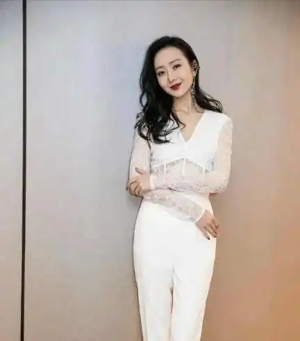 王鸥豁出去了长发剪短配牛仔装风格大变,霸气外露像假小子