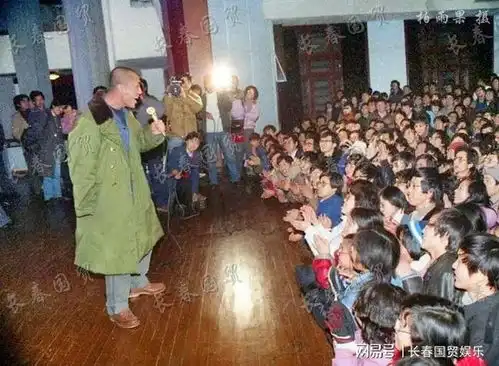 张艺谋34年前唱歌旧照曝光,穿军大衣模样青涩表情投入