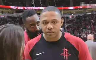 有趣美女记者采访戈登,哈登路过时调皮地瞅一眼,眼神又亮了