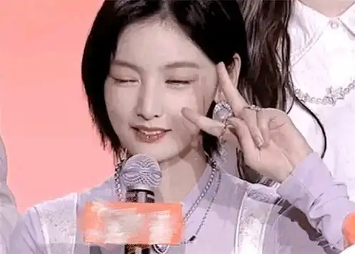 硬糖少女眨眼表情,赵粤搞笑,陈卓璇可爱,看到王艺瑾被电到