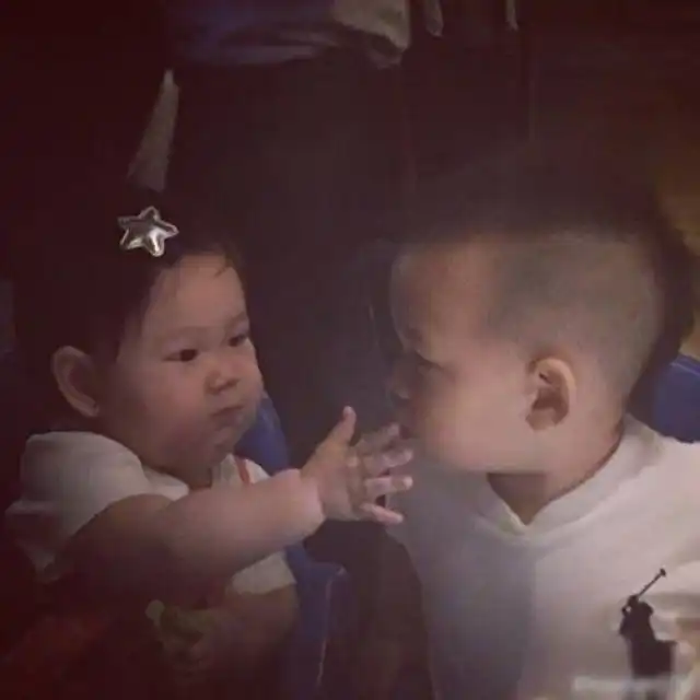 何洁晒3岁儿子七宝大头照,网友宝宝长的像爸爸