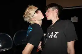 隆重介绍绝色男麻豆有更新哦孱弱控