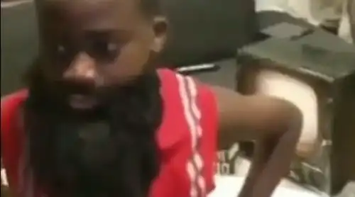 火箭小球迷模仿哈登经典甩头翻白眼,表情很到位啊