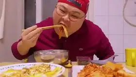 udt深夜之王我把放到双层包装的芝士猪排上,撒在上面,真是个声音,吃起来真是令人惊讶