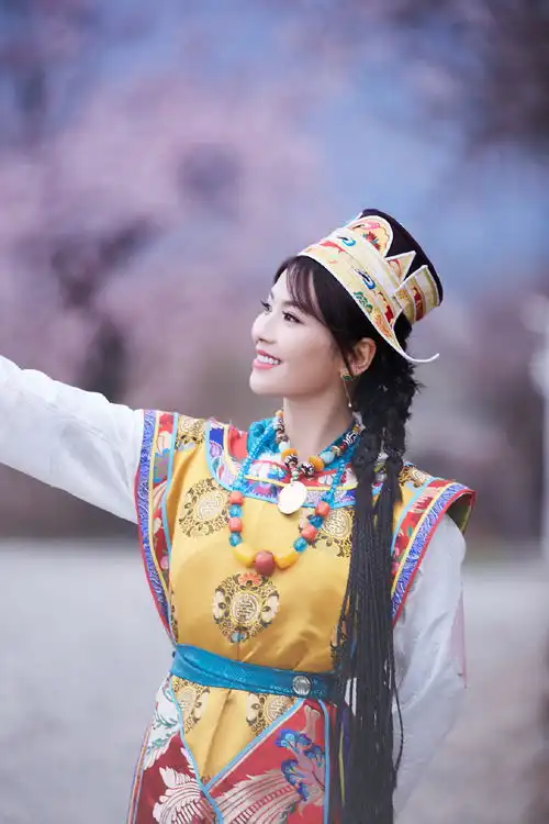 43岁刘涛穿藏族服装披洁白哈达,迷人风韵身材表情俏皮笑容超治愈
