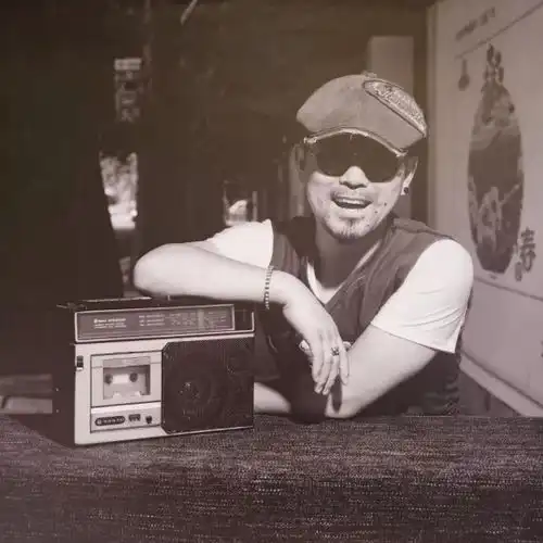 华润置地半山悦景镜像城表情杜闻20年人像摄影展盛大启幕