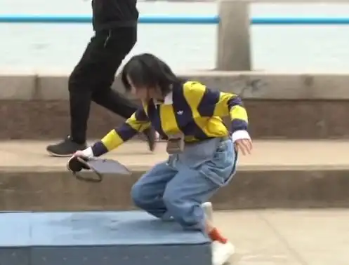 张子枫遛狗,却反被狗带着摔倒,看清她表情,我心疼了